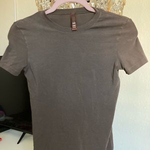 Skims brown Tee. New no tags. Never worn. Size S.